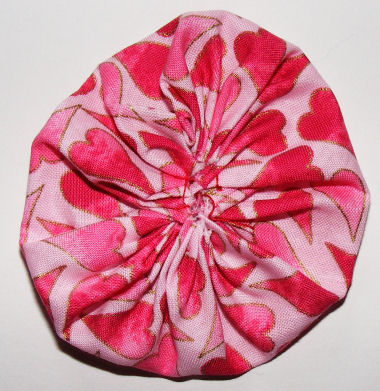 Fabric yoyo brooch - detail 2