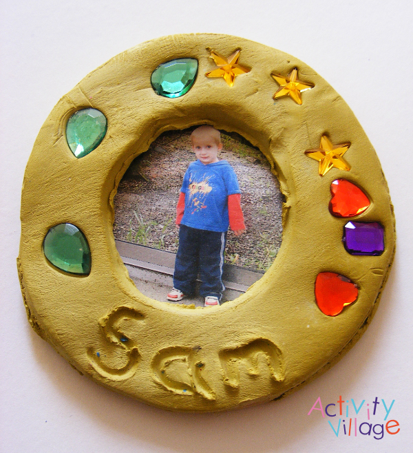 A round clay photo frame