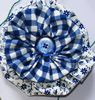 Fabric yoyo flower detail