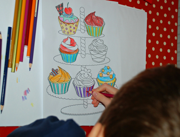 Cupcake colouring page