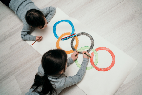 Children colouring Olympic rings