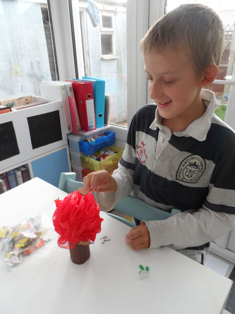 Model autumn tree - Sam adding leaves to the scrunchy