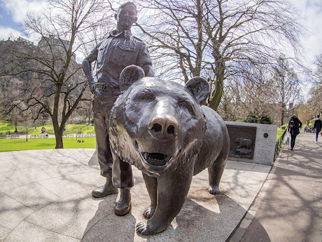 Statue of Wojtek in Edinburgh's Princes Street Gardens