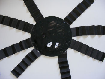 Paper plate spider craft