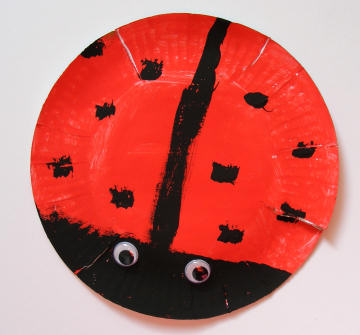 Paper plate ladybug craft for preschoolers