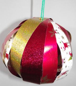 Wrapping Paper Chains And Baubles